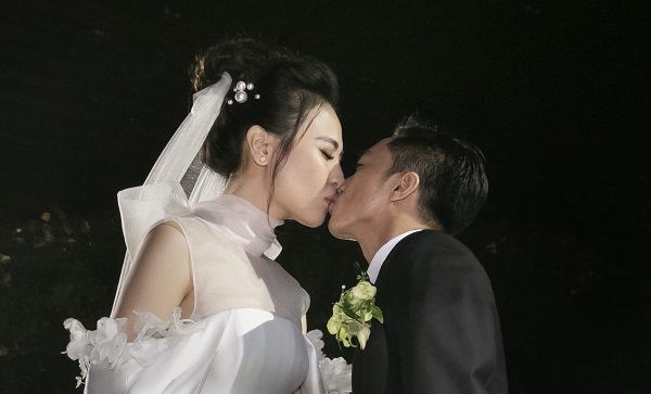Đàm Thu Trang thay 3 bộ váy, tình tứ hôn Cường Đô la trong lễ cưới