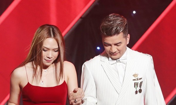 Đàm Vĩnh Hưng gọi Mỹ Tâm là ‘người tình trong mộng’, tình tứ dắt tay lên sân khấu