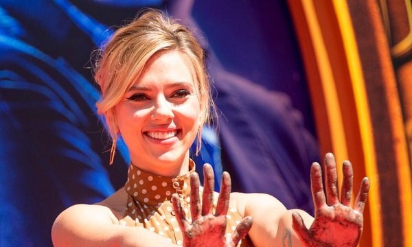 'Góa phụ đen' Scarlett Johansson là nữ diễn viên kiếm tiền giỏi nhất năm với 56 triệu USD