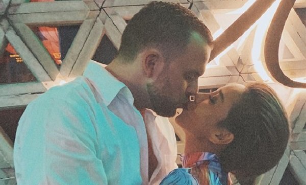 Thảo Trang gây sốt khi khoe ảnh 'khóa môi' bạn trai mới