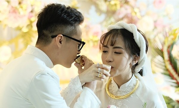 Ái nữ của đại gia Minh Nhựa xúc động trong ngày lên xe hoa về nhà chồng