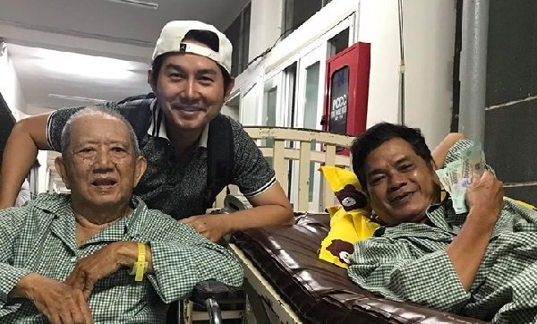 Đang nằm viện, nghệ sĩ Mạc Can vẫn ngồi xe lăn đến động viên diễn viên Mai Trần
