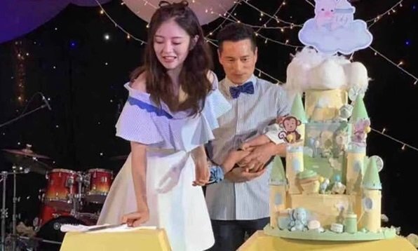'Triệu Mẫn' An Dĩ Hiên và chồng tỷ phú mở tiệc đầy tháng cho con trai