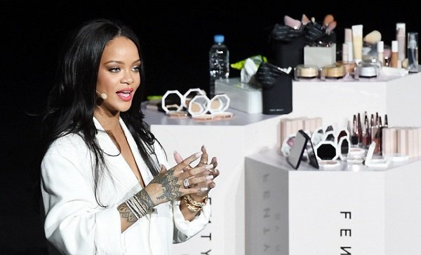 Rihanna xin lỗi vì đến sự kiện ở Hàn Quốc muộn hơn 2 giờ đồng hồ
