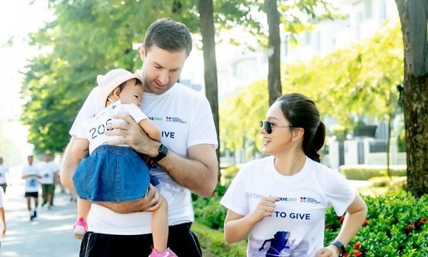 Con gái Lan Phương cực đáng yêu khi tham gia chạy bộ từ thiện với bố mẹ