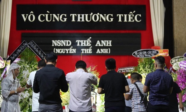 Dòng người lặng lẽ viếng NSND Thế Anh lúc tối muộn