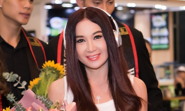 ‘Phan Kim Liên gợi cảm nhất màn ảnh’ Ôn Bích Hà khoe nhan sắc không tuổi khi đến Việt Nam