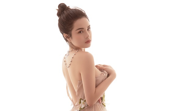 Sau chia tay, Thái Trinh khoe hình ảnh quyến rũ cùng tuyên bố : ‘Tôi ngày xưa chết rồi'