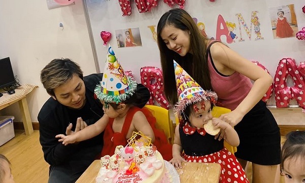 Vợ chồng Hoài Lâm lần hiếm hoi khoe ảnh đủ mặt 2 con gái