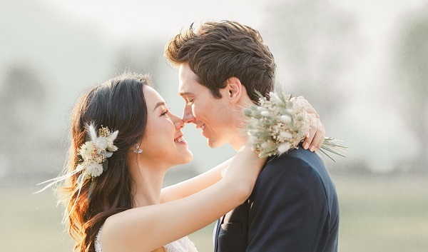 Trước thềm lễ cưới với chồng Tây, Á hậu Hoàng Oanh khoe bộ ảnh cưới đơn giản nhưng đầy lãng mạn