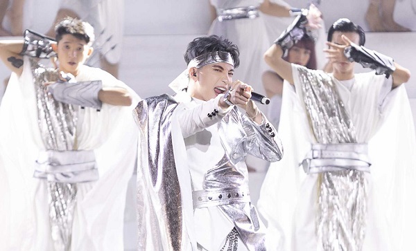 Chân bị chấn thương chưa khỏi hẳn, S.T Sơn Thạch vẫn trình diễn cực sung