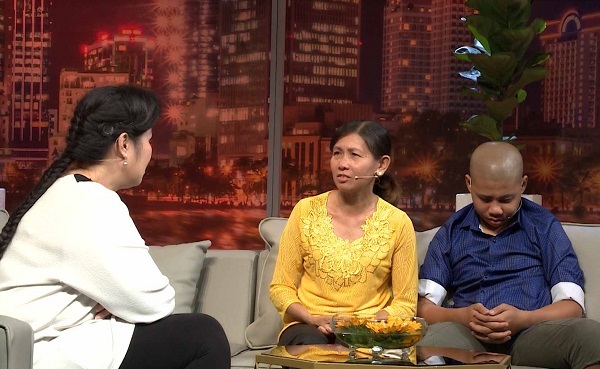 NSND Hồng Vân khóc nghẹn vì người mẹ đơn thân nuôi 2 con bị ung thư và tâm thần