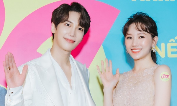 Hari Won có nụ hôn ngọt ngào với trai đẹp Hàn Quốc, Trấn Thành phản ứng ra sao?