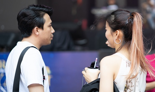 ‘Cuồng’ thần tượng như Trấn Thành: Đi tổng duyệt vẫn mang quà tặng SoHyang