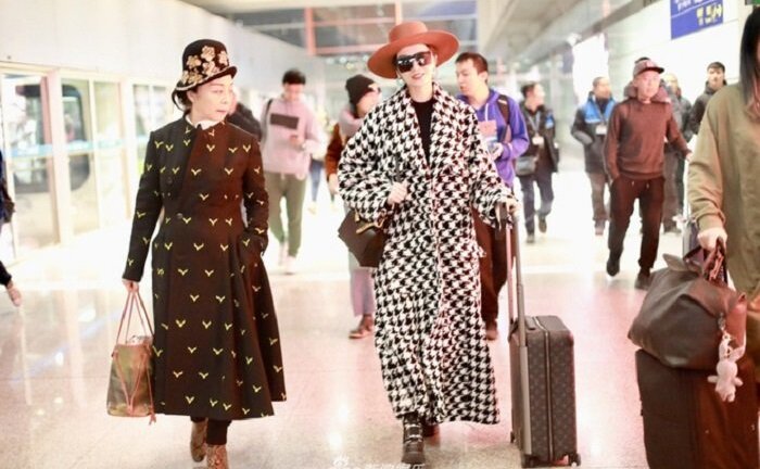 Phạm Băng Băng và mẹ biến sân bay thành sàn catwalk