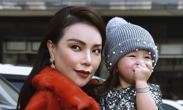 Mẹ con Trà Ngọc Hằng diện đồ nổi bật, thả dáng trong loạt ảnh đón Giáng Sinh