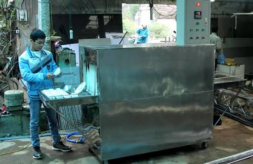 Máy rửa bát quy mô công nghiệp của kỹ sư Thái Bình