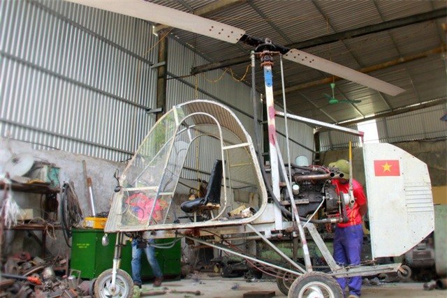 Trực thăng phun thuốc trừ sâu của kỹ sư chân đất