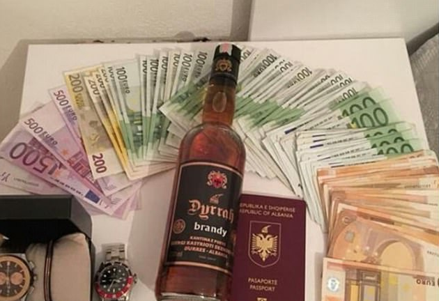 Choáng ngợp với cuộc sống siêu giàu của các cậu ấm cô chiêu Albania