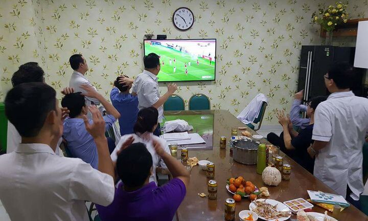 Ăn mừng U23 Việt Nam chiến thắng, bệnh viện thưởng nóng cho nhân viên