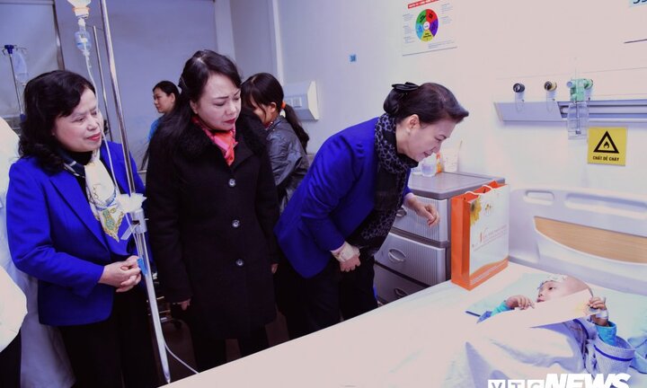 Chủ tịch Quốc hội và Bộ trưởng Y tế trao quà tết cho bệnh nhi ung thư máu