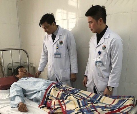 Bệnh nhân tắc ruột do bã thức ăn được phẫu thuật nội soi cứu sống