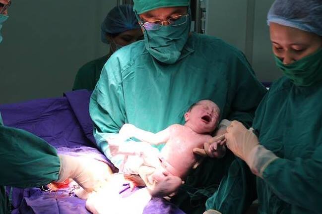 Quảng Ninh: 2 bé trai sinh đôi đầu tiên ra đời nhờ thụ tinh trong ống nghiệm