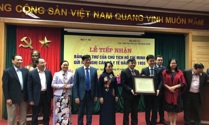 Ngày Thầy thuốc Việt Nam: Bộ Y tế tiếp nhận bản sao Thư của Chủ tịch Hồ Chí Minh gửi cán bộ y tế