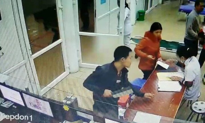 Cầm dao phay đe dọa bác sĩ vì không được tháo đốt ngón tay