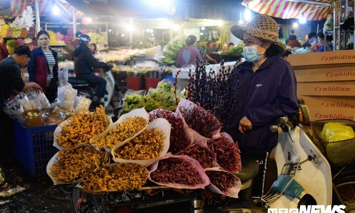 Ngày 8/3, nỗi buồn người phụ nữ đêm hôm lọ mọ buôn hoa, bán vui cho người khác