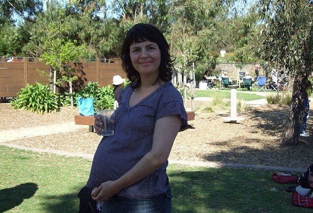 Thai phụ chết ở Australia, thai nhi sinh non đứt dây rốn ở Anh vì sinh con thuận tự nhiên tại nhà