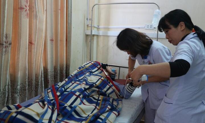 Đang cấp cứu cho bệnh nhân, bác sĩ ở Hà Tĩnh bị đánh trọng thương