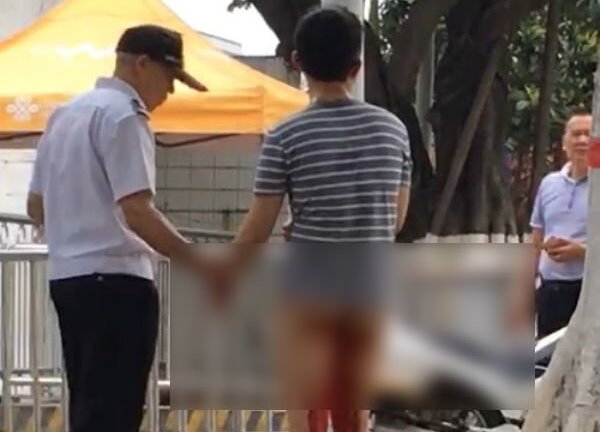 Tưởng bạn gái chê nhỏ, nam thanh niên hành động dại dột