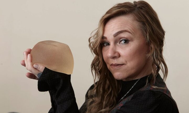 Người phụ nữ xem Youtube, dùng dao rọc giấy tự mổ hai miếng silicon nâng ngực