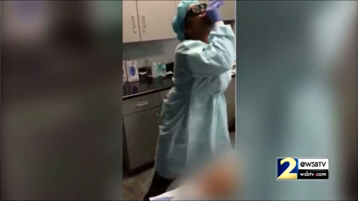 Bác sĩ bị kiện vì hát, nhảy múa trong khi bệnh nhân đang bất tỉnh