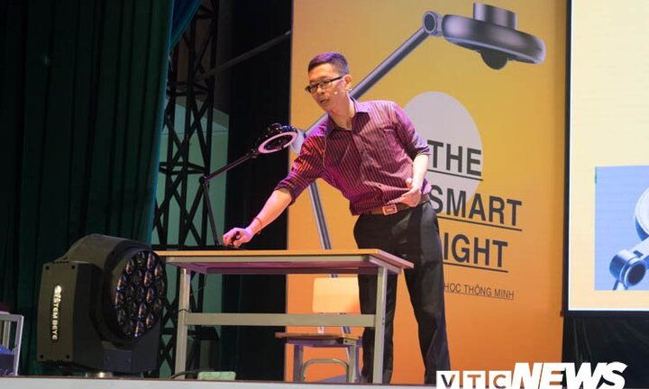 Đèn học thông minh 4.0 đầu tiên 'made by Vietnam'