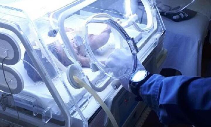 Tưởng chết rồi, người nhà 'chôn sống' em bé sơ sinh suốt 8 tiếng