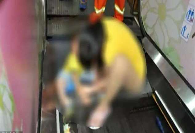 Chạy chơi rồi té ngã, cậu bé bị kẹt 'vùng kín' trong thang cuốn