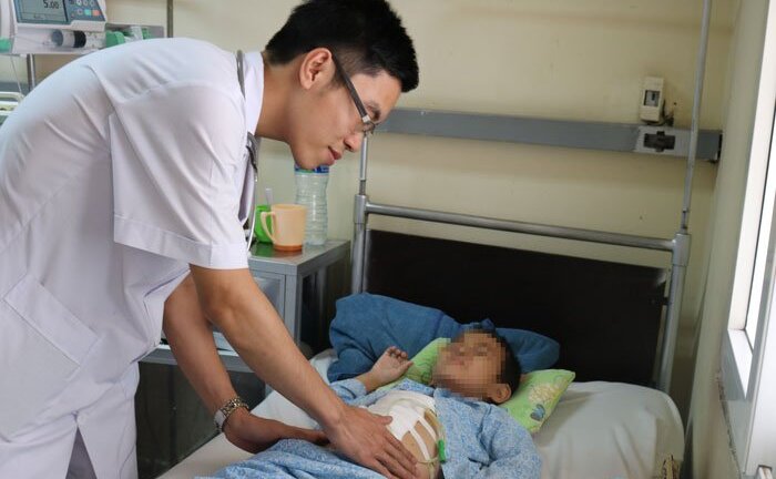 Chậu cây cảnh và hòn non bộ đổ vào người, bé trai 6 tuổi vỡ gan, đứt đôi tụy