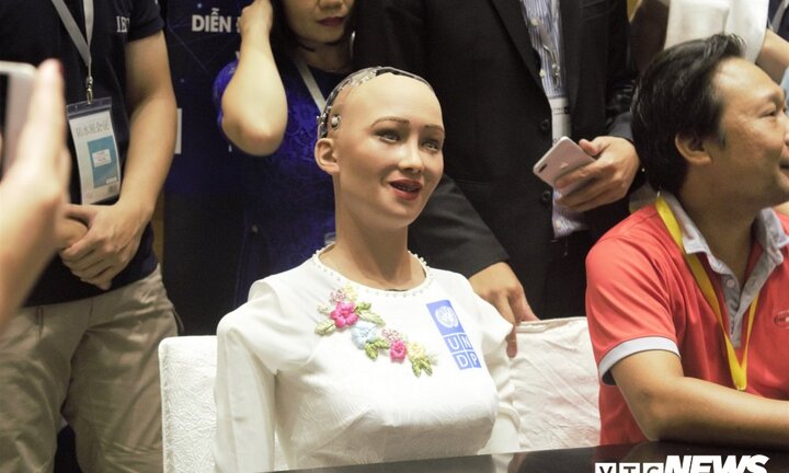 Robot Sophia nhập cảnh vào Việt Nam thế nào?
