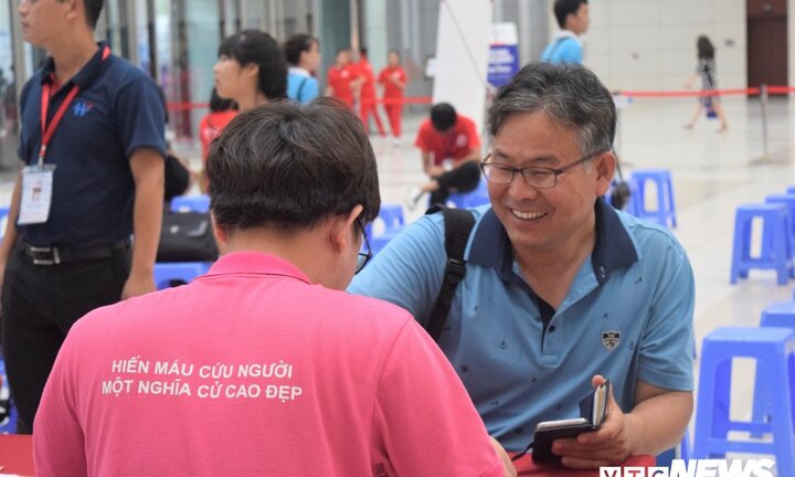 Hàng trăm người đội mưa tham dự Ngày hội Giọt hồng tri ân ở Hà Nội