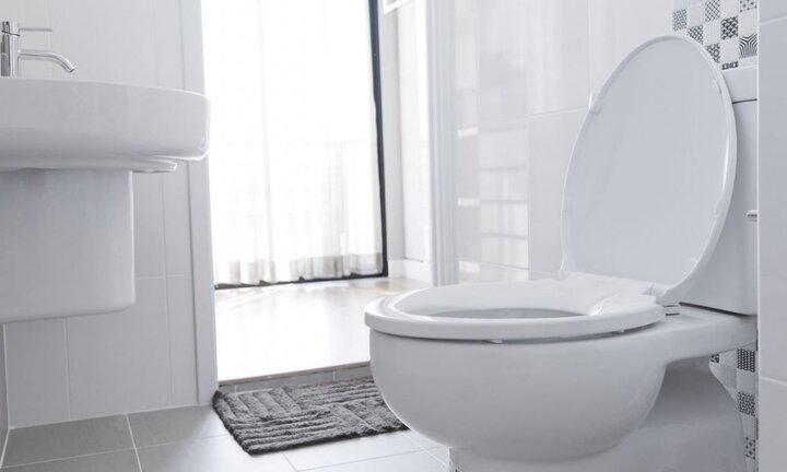 Vì sao bạn nên đậy nắp bồn cầu trước khi xả nước?