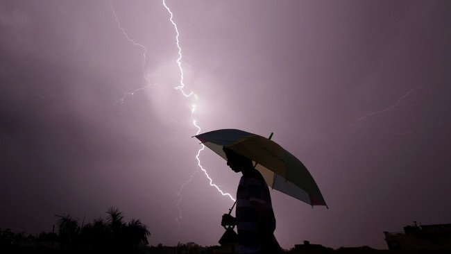 Bị sét đánh, bê tông văng trúng người đàn ông may mắn thoát chết