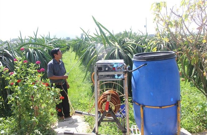 Máy tự phun thuốc bảo vệ thực vật của lão nông giúp tiết kiệm sức người