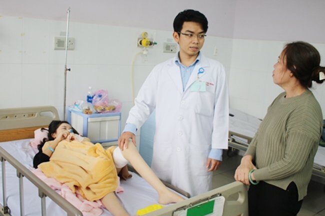 Rớt nước mắt nữ sinh lần đầu tự đi, sau 16 năm trên lưng mẹ