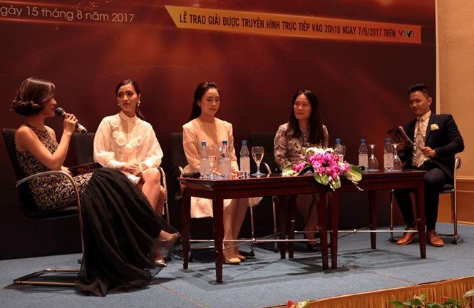 Nhà báo Tạ Bích Loan sát cánh cùng MC Lại Văn Sâm tại VTV Awards