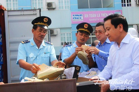 Bất ngờ kiểm tra, bắt giữ hàng chục nghìn đôi giày Adidas, Converse giả