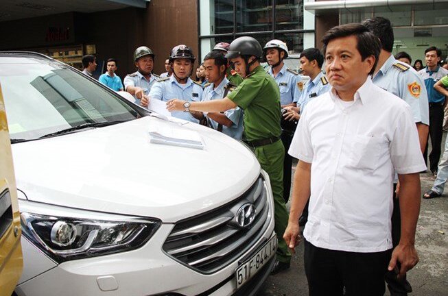 Ông Đoàn Ngọc Hải phạt ô tô biển xanh đậu lấn vỉa hè ở quận 1