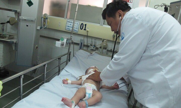 Nhầm lẫn nguy hại giữa sốt cao co giật và co giật vì viêm màng não