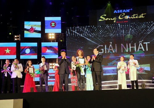 Phó Thủ tướng Trịnh Đình Dũng trao giải Cuộc thi tiếng hát ASEAN 2017